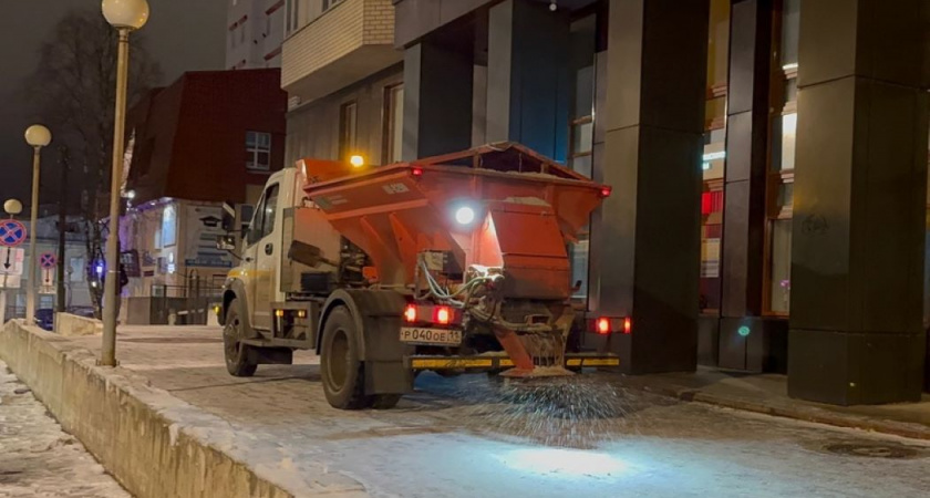 В Сыктывкаре коммунальные службы борются с гололедом