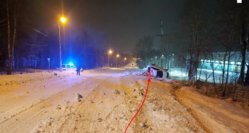 В Коми иномарка съехала в кювет и перевернулась на бок 