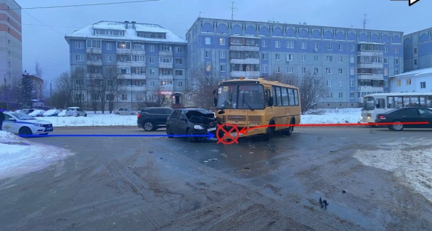 В Сыктывкаре в школьный автобус врезалась иномарка 