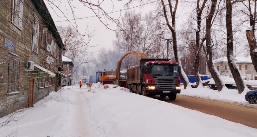 В Сыктывкаре предприятия присоединились к уборке снега 