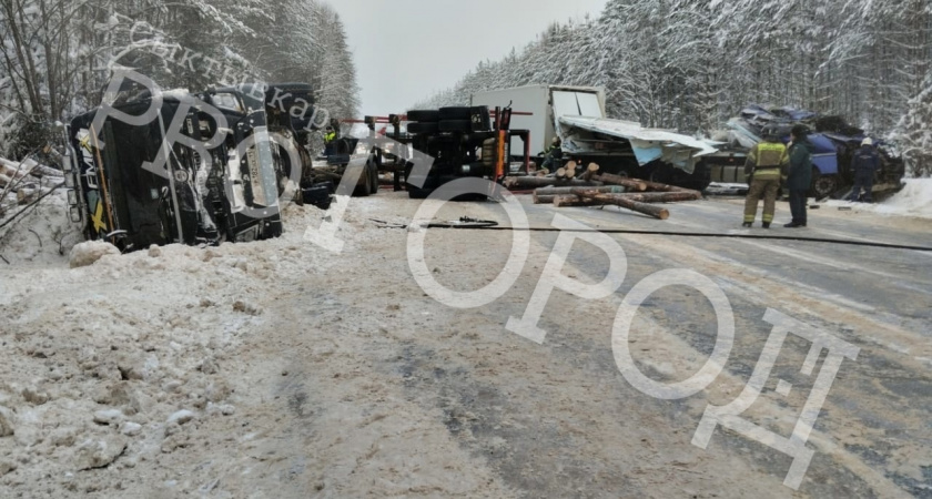 Под Сыктывкаром столкнулись два грузовика: есть погибший 