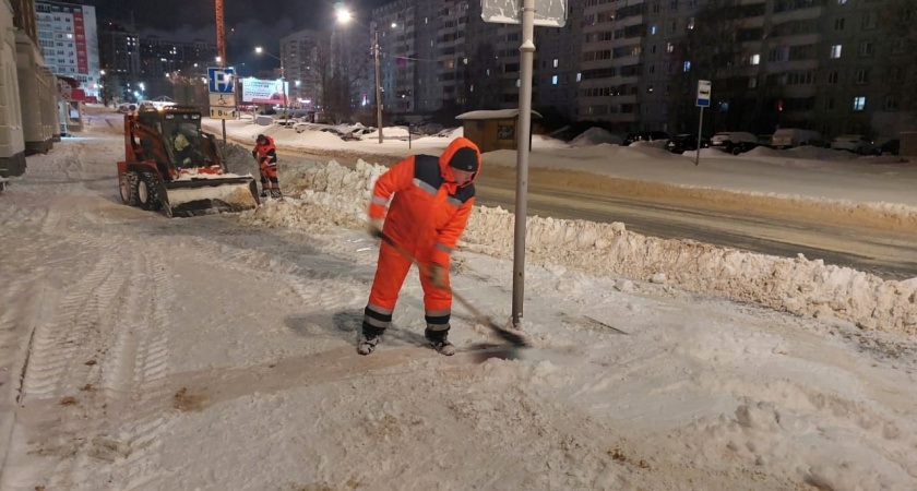 Сыктывкар продолжает бороться с зимними осадками: за сутки вывезено 5000 кубометров снега