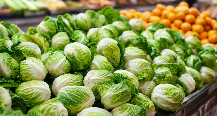 Скупите всю пекинку на прилавках: вкусный и сытный салат на скорую руку — 10 минут, и он готов