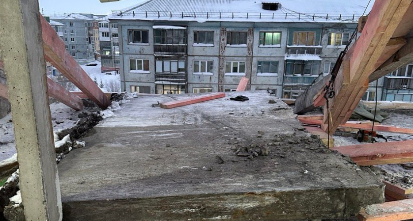 В Коми рабочего придавило бетонной плитой на крыше дома