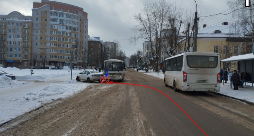 "Никто даже не подошел": клиентка такси попала в ДТП с участием пассажирского автобуса в центре Сыктывкара