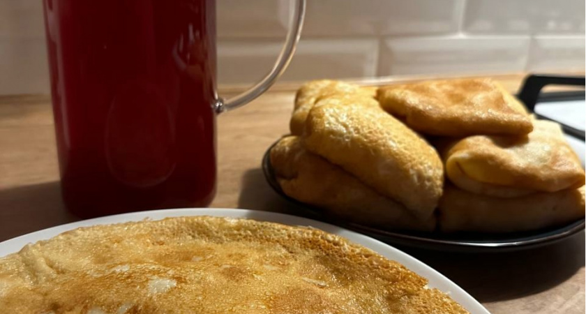 2 простых ингредиента — а на выходе аппетитные блины: на завтрак домашние будут требовать только их вместо надоевших каш