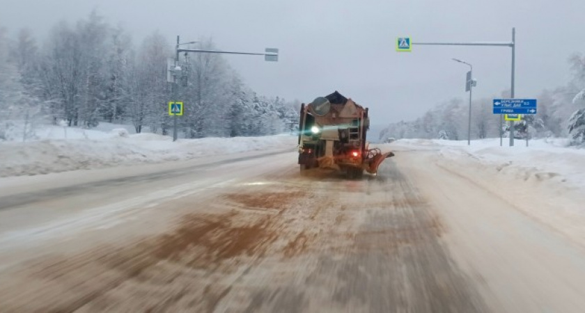 В Койгородском районе Коми дорожные службы ежедневно расчищают и обрабатывают региональны автомагистрали 