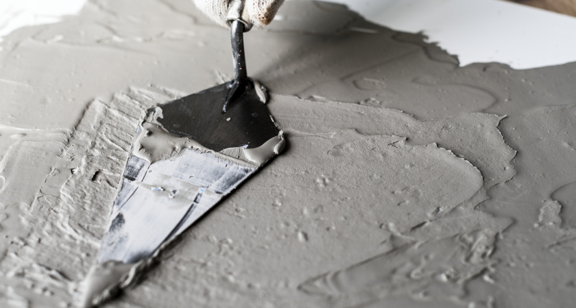 На обои больше не смотрю, есть стильный и простой вариант: выравнивать не надо и смотрится дорого