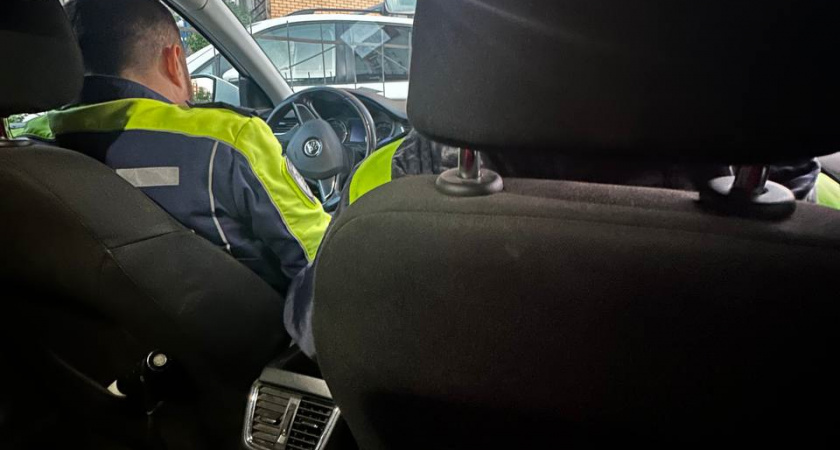 Житель Коми пытался обнять приятеля и сломал стену в ТРЦ