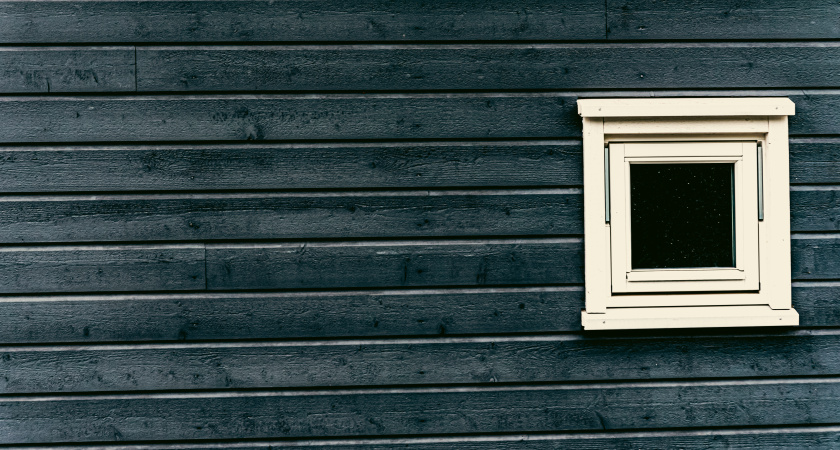 Забыли про OSB: заборы и фасады дома прочные как металл — "каменное дерево" выдержит и огонь и воду