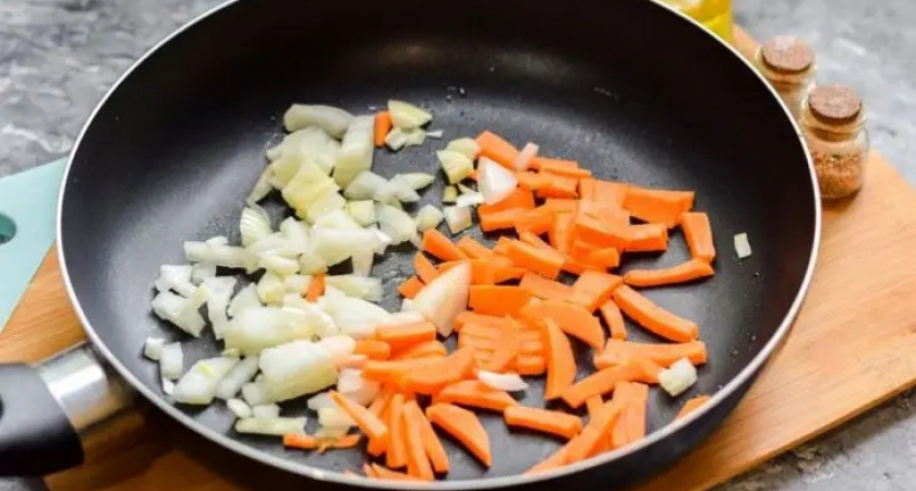 Что обжаривается первым — лук или морковь? Запомните простое правило приготовления вкусной зажарки