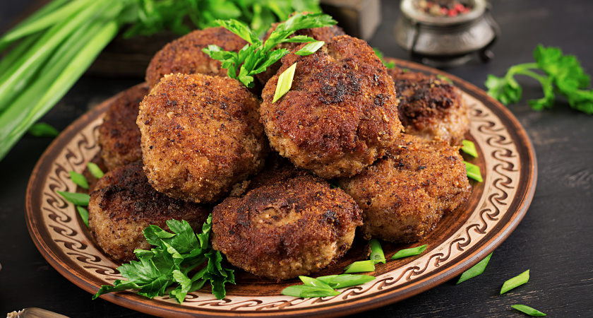 Всего один ингредиент, и котлеты станут сочными и пышными: есть на каждой кухне