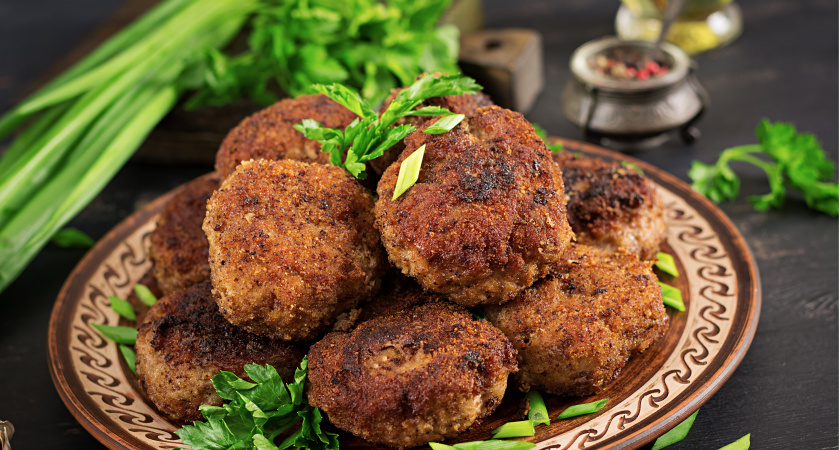 Котлеты в духовке: новый рецепт домашнего блюда — родные будут в восторге