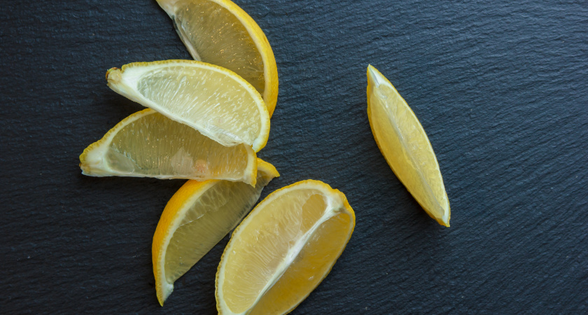 Лимонные корки засыпаю солью — весь март не нарадуюсь своей хитрости: гениальный лайфхак для идеальных хозяек