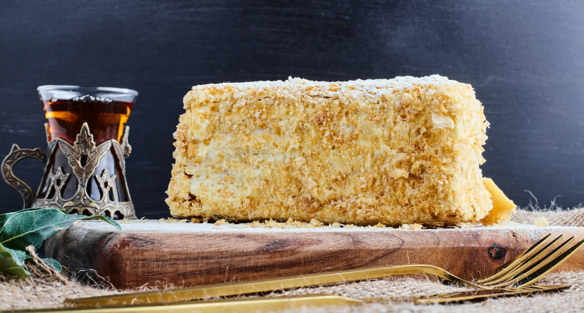 Наливной "Медовик" за 20 минут: выливают все на противень и запекаю – без мороки с коржами