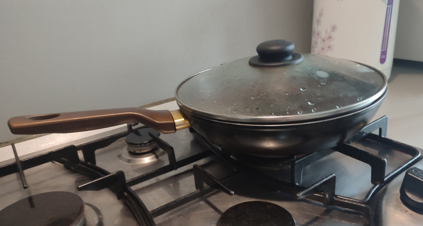 Кладу сковороду в полиэтиленовый пакет, и нагар отлетает моментально — любуюсь отражением