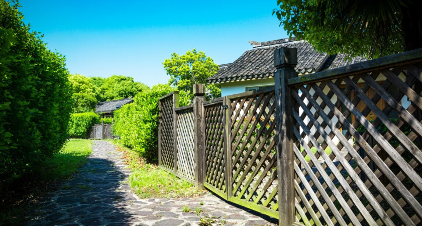 «Рыжий» профлист и гнилое дерево — на демонтаж: для забора есть идеальный материал — долговечен, красив и не заржавеет