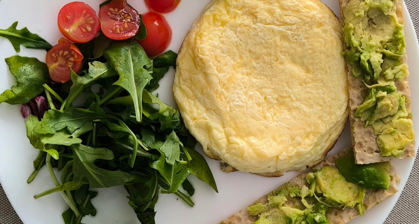 Всего 7 минут и сытный завтрак готов: в 10 раз вкуснее яичницы и бутербродов