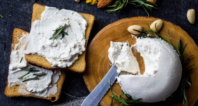 На ночь смешиваем ряженку и сметану: утром получаем сыр "Филадельфия" — готовится, пока вы спите