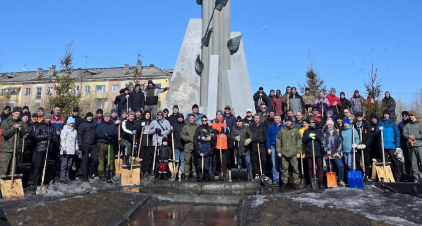 Жители одного из городов Коми своими руками расчистили площадь Победы