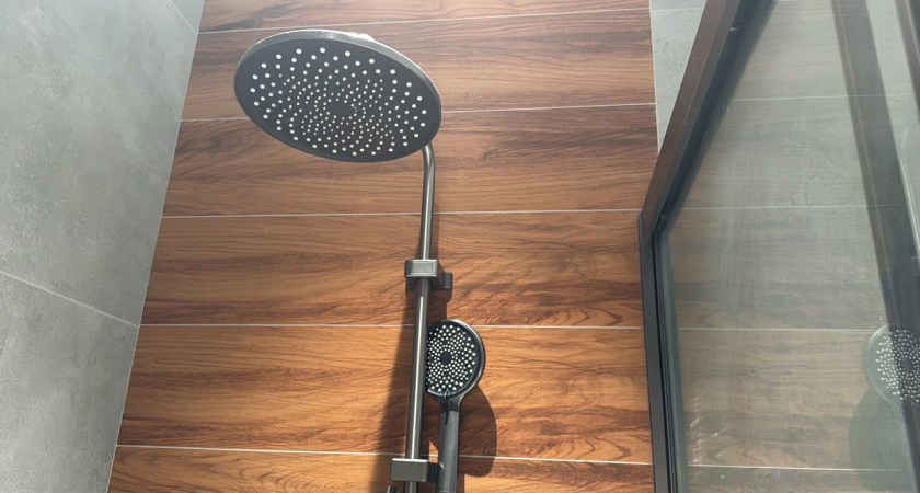 Забудьте о штукатурке и плитке: эксперты используют этот крутой материал для отделки ванной — очень гибкий и легкий