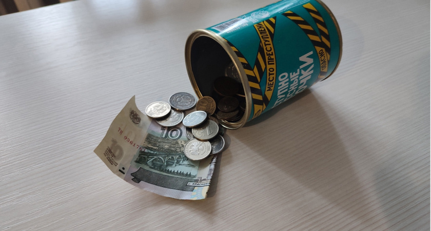 Книги, "свинки" и матрасы: ВТБ выяснил, где россияне хранят наличные