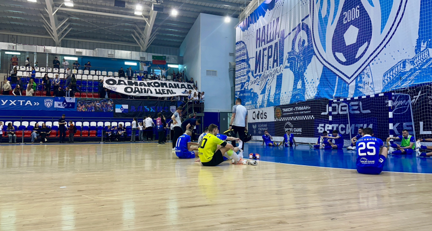 Плей-офф начался с холодной воды: "Ухта" уступила "Кристаллу" в первом матче серии