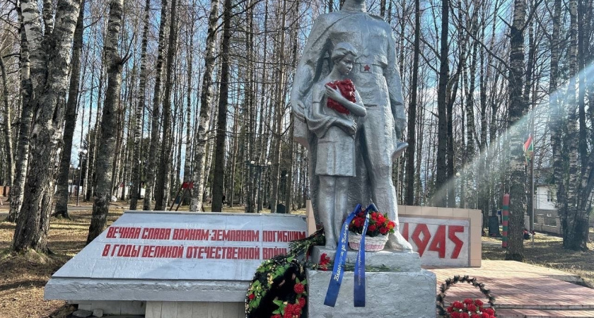 В Объячево сотрудники КЭСК привели в порядок обелиск погибшим в годы Великой Отечественной войны