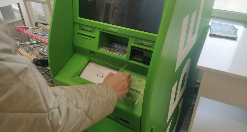 "Теперь это будет запрещено". Всех, кто снимает деньги с банковских карт, ждет сюрприз с 1 июня