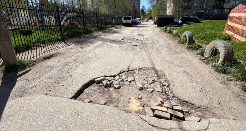 Дети вынуждены ходить прямо по проезжей части: сыктывкарцы жалуются на разбитую дорогу около школы №36