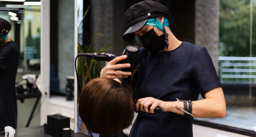 Такие стрижки мигом срежут 10 лет женщинам за 60 - секрет роскошного объема