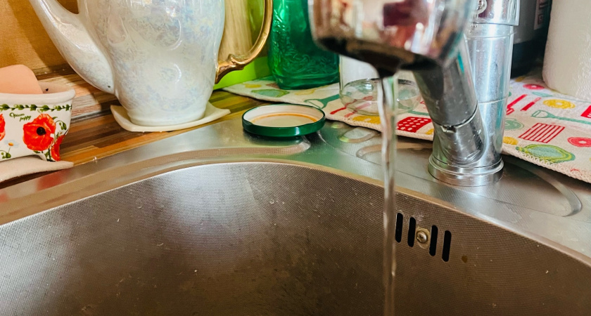 Жители Орбиты жалуются на вонючую воду и безразличие коммунальщиков