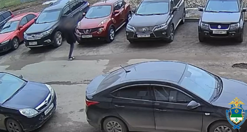 Полиция Коми установила личность вандала, выместившего злость на припаркованных машинах