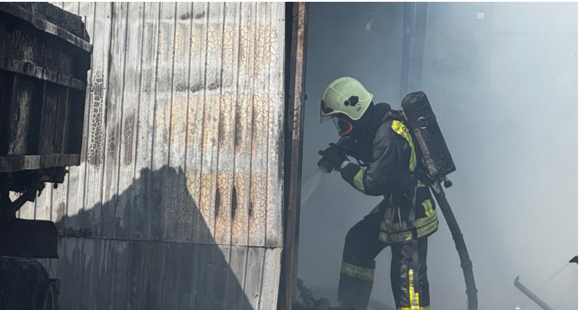Два пожара за день в промзоне Сыктывкара потребовали вмешательства спасателей