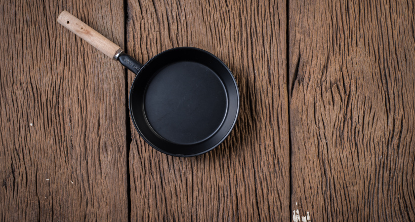 Сияет как новая и без нагара: 5 методов, чтобы смыть весь жир на сковородках и кастрюлях — без химии
