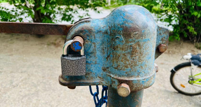 Почему на колонки с водой в Сыктывкаре навешаны замки