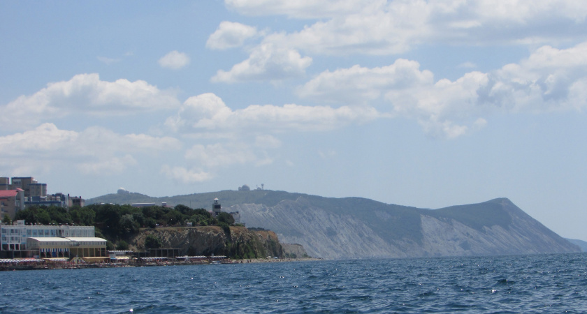 "Одни попрошайки и полуразрушенные дома": россиянин поделился в сети честным отзывом об отдыхе в Абхазии