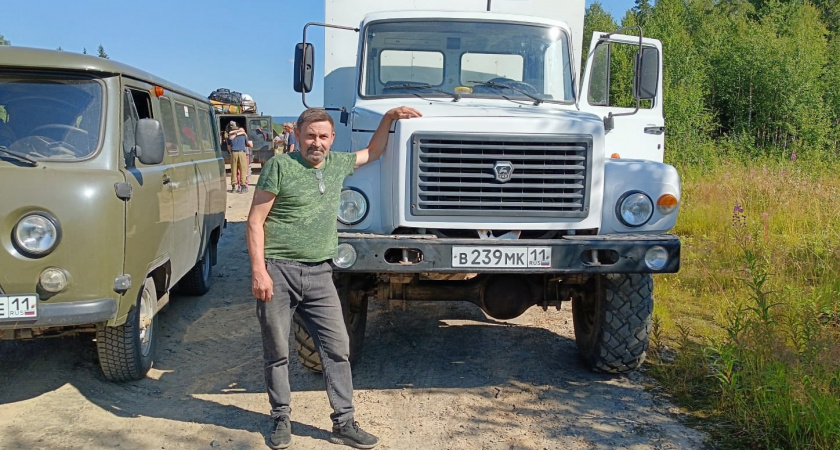 Экспедиционный водитель преодолевает бездорожье и объединяет учёных у костра в Коми