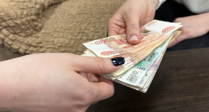 Только неработающим. Пенсионерам дадут один раз по 10 000 рублей в июне