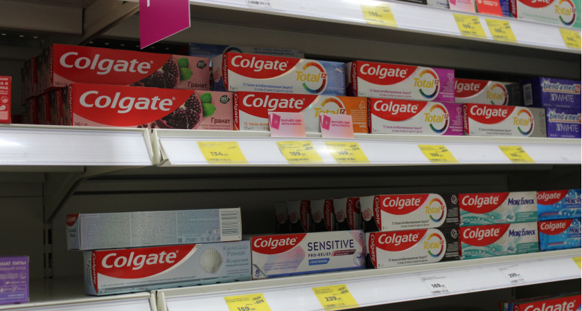 Кладу зубную пасту в морозилку: такой лайфхак решает надоевшую проблему на кухне