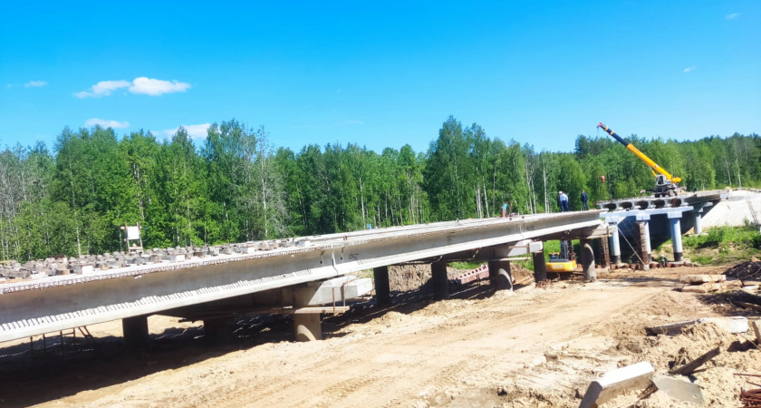 Реконструкция моста через Лемью: на трассе Сыктывкар-Троицко-Печорск установили балки пролетных строений