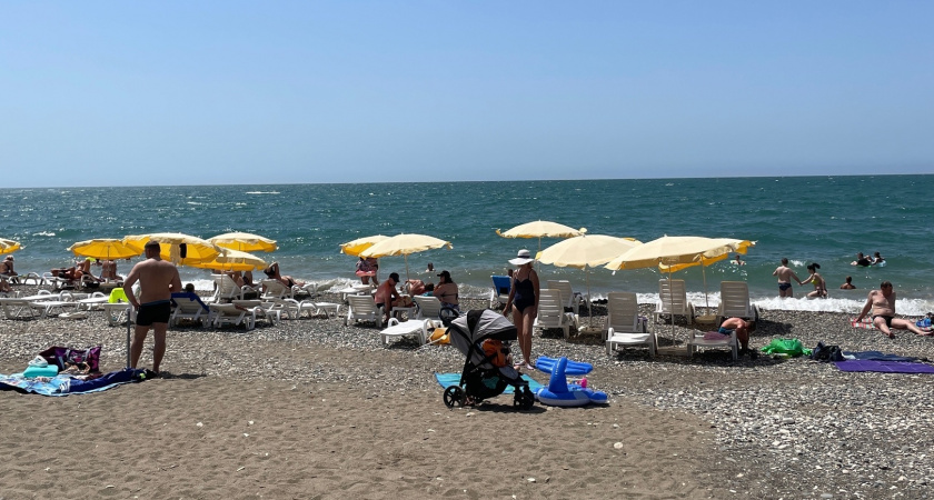 "Купаться запретили, все жарятся на берегу": Черное море снова встречает туристов неприятным сюрпризом