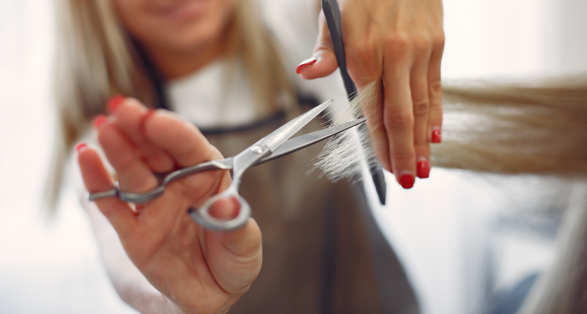 Эти благородные стрижки идеально держатся без укладки даже на тонких волосах - лучшие варианты для женщин 50+