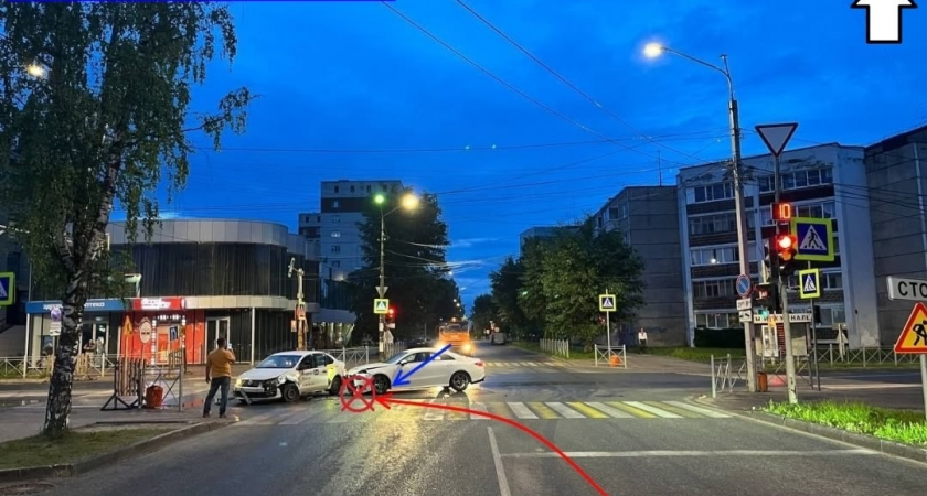 В Сыктывкаре столкновение иномарки и такси привело к травмам