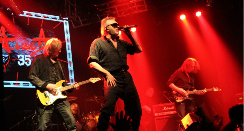 Сейчас стыдно включать эти две песни, а раньше это были мегахиты 1990-х