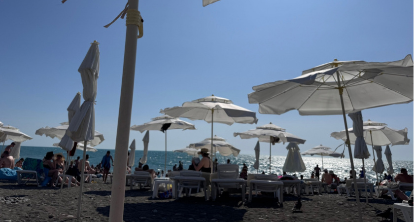 "Купаться невозможно, все сидят на берегу": Черное море преподнесло неприятный сюрприз отдыхающим