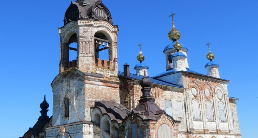 В Коми волонтеры спасают церковь Рождества Богородицы в Онежье