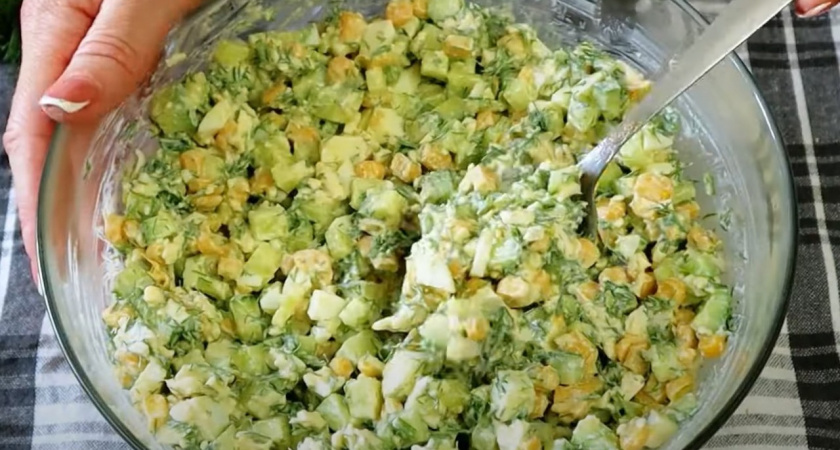 Самый летний рецепт — вкус обалденный. Вся семья подсела на этот салат: готовим на даче за 5 минут