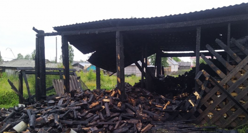 В Коми пожар уничтожил хозпостройку: предварительная причина - неосторожное обращение с огнем