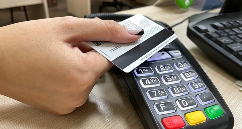 С 1 августа деньги спишут с карты "Мир", вернуть уже точно не получится: всех россиян, кто переводит с карты на карту, предупредили